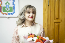 Андрей Барабас поздравил преподавателя СГК Викторию Кузьмину с успешным участием в конкурсе «Мастер года»